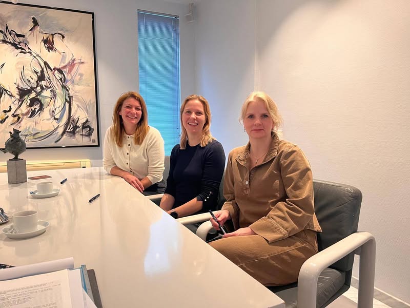 Oprichters van Stichting Koolen-de Vries bij de ondertekening van de oprichting